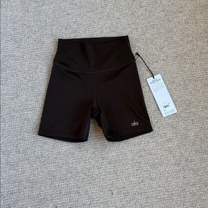 Alo 5" Airlift Energy Short - Espresso Brown - Size XXS. NWT